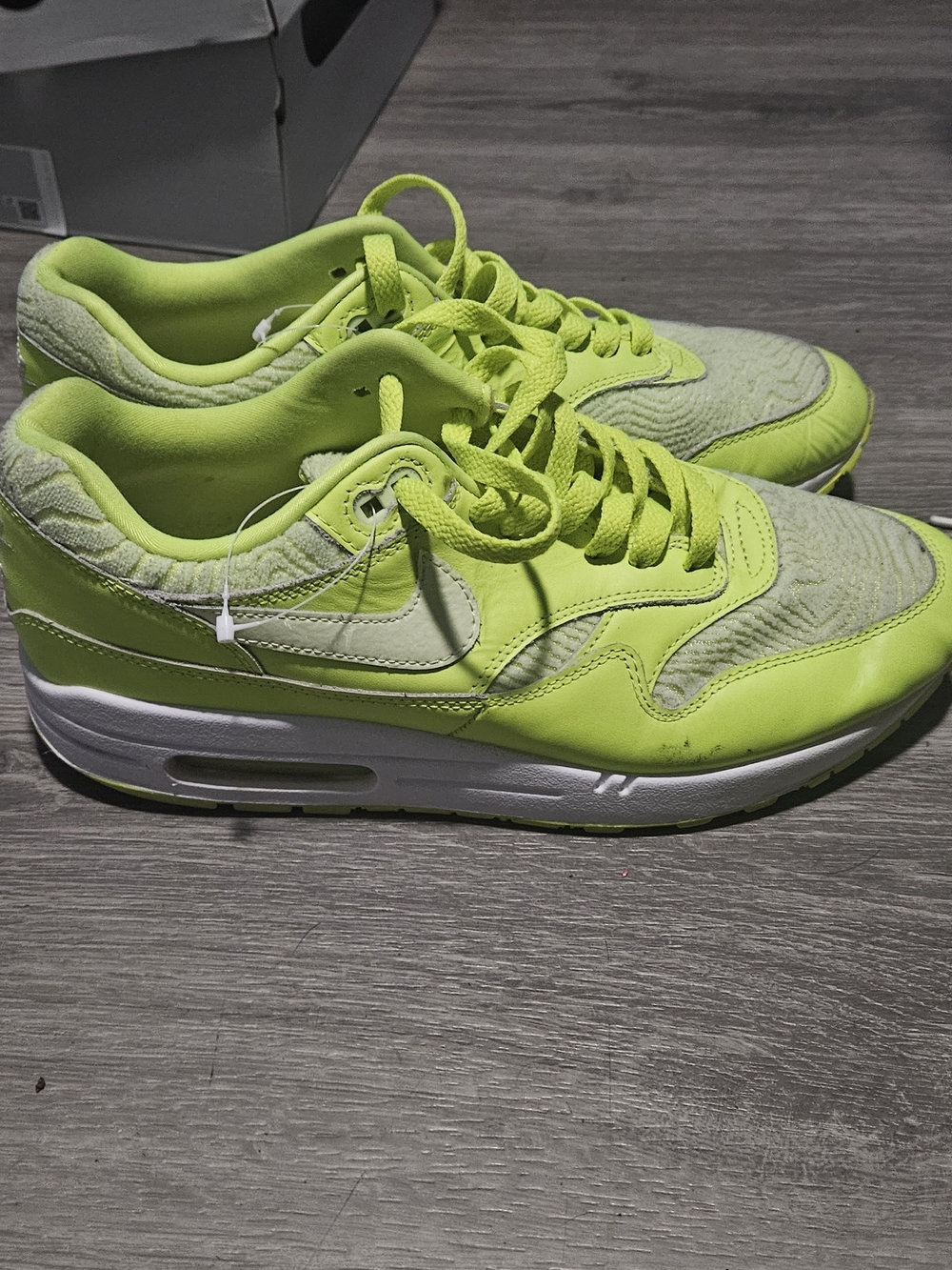 Nike Men’s Neon Yellow-Lime Low Top Sneakers